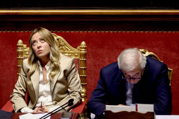 رئيسة الوزراء الإيطالية جورجيا ميلوني تتابع وقائع جلسة في مجلس الشيوخ قبيل انعقاد قمة للاتحاد الأوروبي. - سبوتنيك عربي