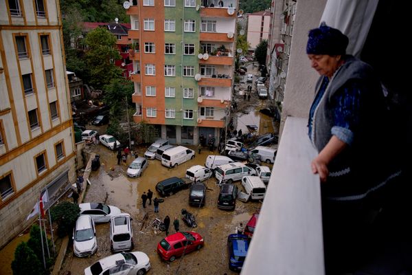 سكان محليون يسيرون بين مركبات منقلبة وحطام متناثر في أعقاب فيضانات نجمت عن أمطار غزيرة في إسطنبول بتركيا، يوم الخميس، 15 أكتوبر/ تشرين الأول 2026 - سبوتنيك عربي