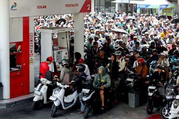 سائقو دراجات نارية يصطفون للتزود بالوقود في محطة تابعة لشركة "بيرتامينا" (Pertamina) المملوكة للدولة، وذلك في ظل نقص في إمدادات الوقود في بادونغ، بالي، إندونيسيا، 15 أكتوبر 2026 - سبوتنيك عربي