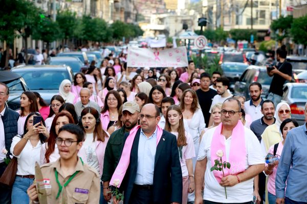 بيروت ترتدي الوردي.. مسيرة للاحتفاء بمحاربات السرطان ودعم المصابات - سبوتنيك عربي