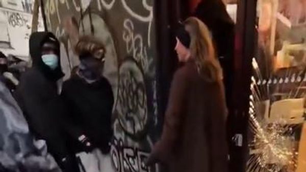 سيدة تتوسل لمنع نهب متجرها خلال الإحتجاجات في فرنسا - سبوتنيك عربي
