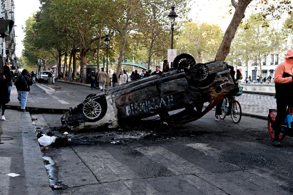 صورة تظهر سيارة محروقة في منتصف الشارع في اليوم التالي لمظاهرة ضد ارتفاع تكاليف المعيشة  في باريس - سبوتنيك عربي