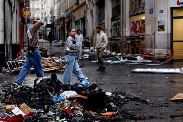 لقطة تظهر مرورالسكان بجانب أكوام القمامة المنتشرة في أحد شوارع مرسيليا وذلك بعد يوم من الاحتجاجات التي انطلقت في المدن الفرنسية ضد غلاء المعيشة وارتفاع أسعار الوقود - سبوتنيك عربي