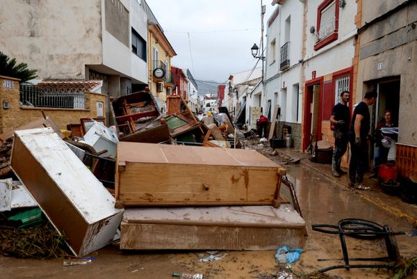 ممتلكات السكان وسط شارع تغطيه الأوحال جراء الفيضانات الناجمة عن الأمطار الغزيرة في بلدة إلس بوبلتس شرقي إسبانيا. - سبوتنيك عربي