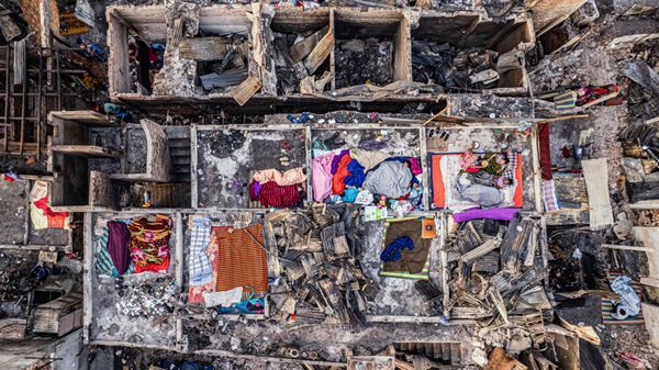 فاز المصور البنغلاديشي إس إم الموزتبا رسول، بالجائزة الأولى في فئة "أهم الأخبار - صور فردية"، عن عمله "سقف من سماء، وأرض من رماد"، الذي يصور أشخاصاً فقدوا منازلهم في حريق، لكنهم استمروا في الصمود بفضل قوة إرادتهم، والدعم المتبادل، ومساعدة المحيطين بهم. - سبوتنيك عربي