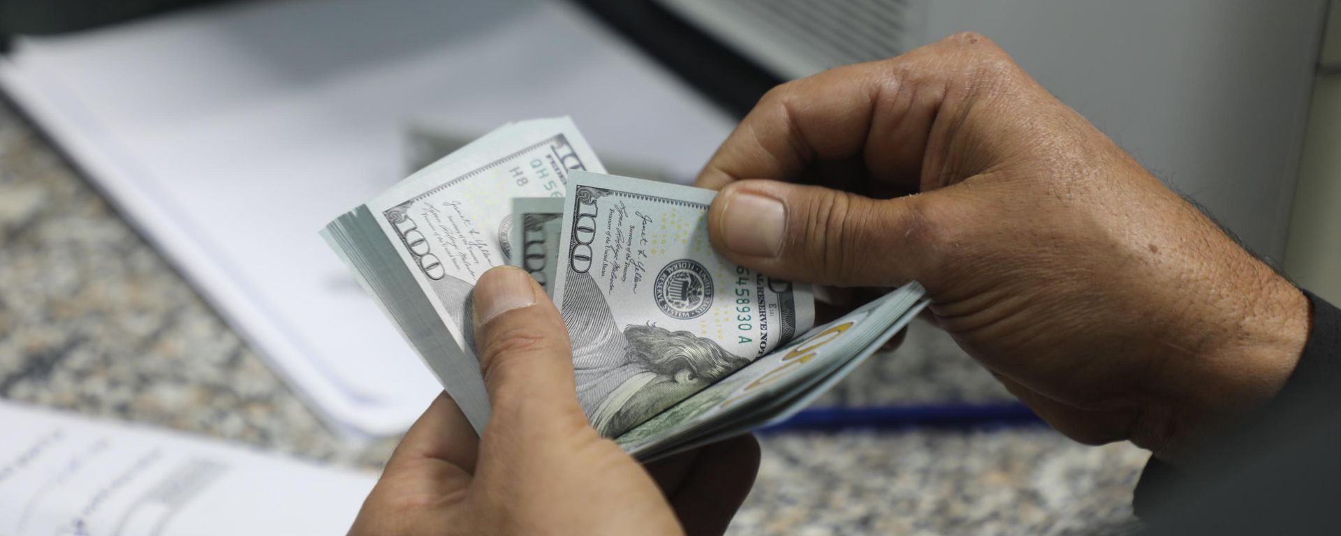 الدولار يتجاوز 10 دنانير في ليبيا... ضغوط معيشية متصاعدة وتساؤلات حول مستقبل سعر الصرف - سبوتنيك عربي, 1920, 22.10.2026
