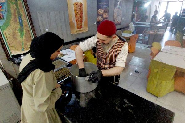طاه سوري يعيد افتتاح مطعمه المهدم في غزة بعدما اختار القطاع موطنا له - سبوتنيك عربي