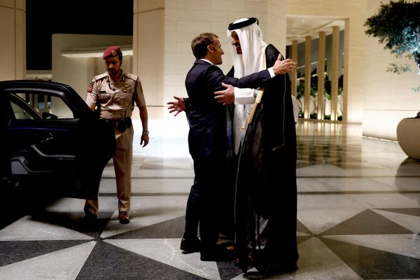 استقبال أمير دولة قطر الشيخ تميم بن حمد آل ثاني، للرئيس الفرنسي إيمانويل ماكرون خلال عقد اجتماع في قصر لوسيل بمدينة لوسيل في قطر. - سبوتنيك عربي