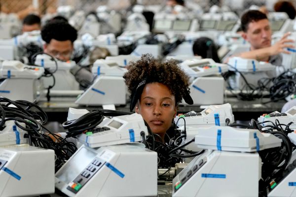 موظف انتخابي يجهز جهازا إلكترونيا للتصويت استعدادًا للجولة الثانية من الانتخابات الرئاسية في برازيليا في البرازيل. - سبوتنيك عربي