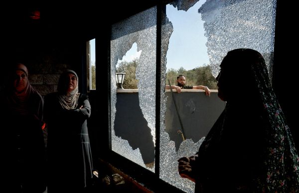 الفلسطينية، حنان حمايل، تتحدث مع نساء فلسطينيات أخريات داخل منزلها الذي تضرر جراء هجوم شنه مستوطنون إسرائيليون، في بلدة ترمسعيا بالضفة الغربية المحتلة. - سبوتنيك عربي