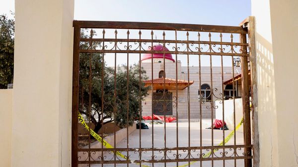 باحة كنيسة القديس جاورجيوس للروم الأرثوذكس، حيث أطلق مسلحون النار خلال جنازة في اليوم السابق، في قرية حمود بمحافظة الكرك في الأردن، 24 أكتوبر/ تشرين الأول 2026 - سبوتنيك عربي