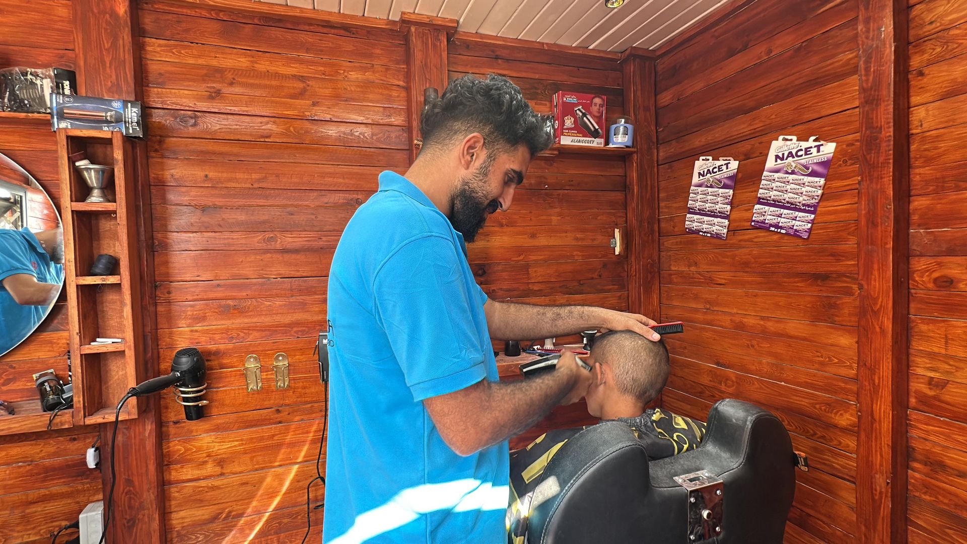 عربة حلاقة متنقلة تخفف معاناة النازحين في غزة عربة حلاقة متنقلة تخفف معاناة النازحين في غزة - سبوتنيك عربي, 1920, 26.10.2026