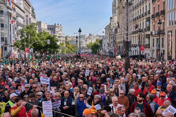 متقاعدون وداعمون لهم يسيرون في مسيرة للدفاع عن حقوقهم التقاعدية في مدريد، إسبانيا. - سبوتنيك عربي