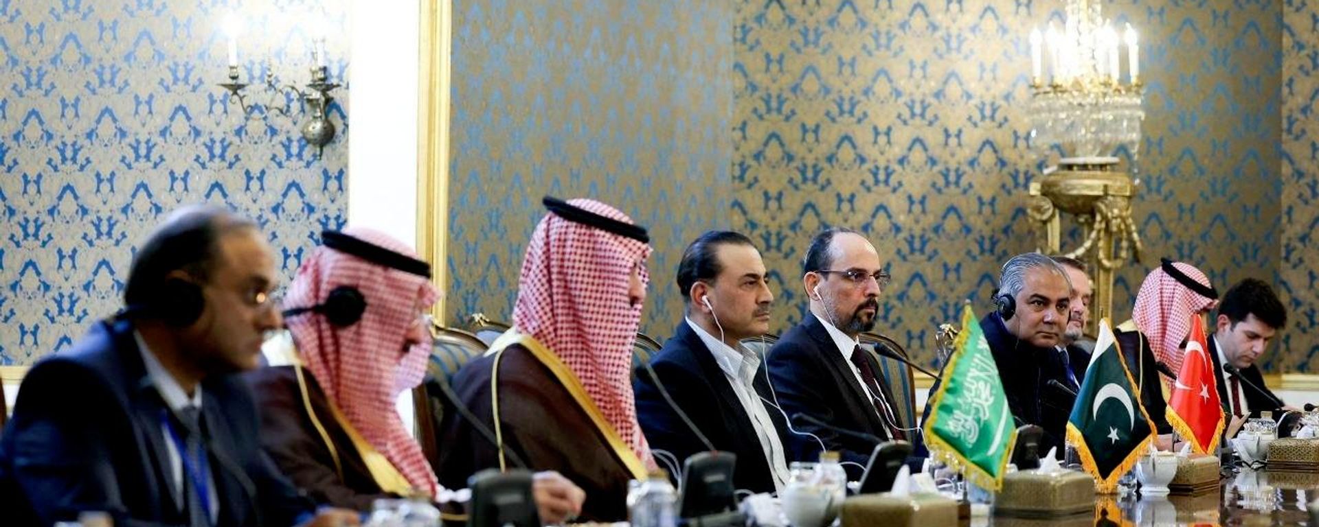 قائد الجيش الباكستاني عاصم منير مع وزير الدفاع السعودي الأمير خالد بن سلمان مع رئيس جهاز الاستخبارات التركي إبراهيم كالين في طهران - سبوتنيك عربي, 1920, 26.10.2026