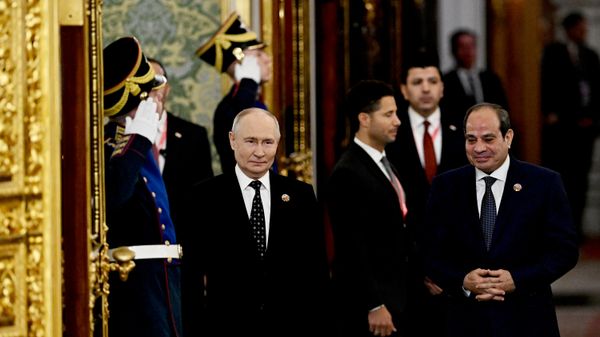 الرئيس الروسي فلاديمير بوتين والرئيس المصري عبد الفتاح السيسي (يمين) خلال لقاء على هامش القمة والمنتدى الروسي الأفريقي الثالث في موسكو. - سبوتنيك عربي