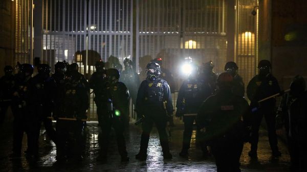 Law enforcement confront protesters as they gather outside Portland's Immigration and Customs Enforcement building on May Day in Portland, Oregon, U.S., May 1, 2021 - سبوتنيك عربي