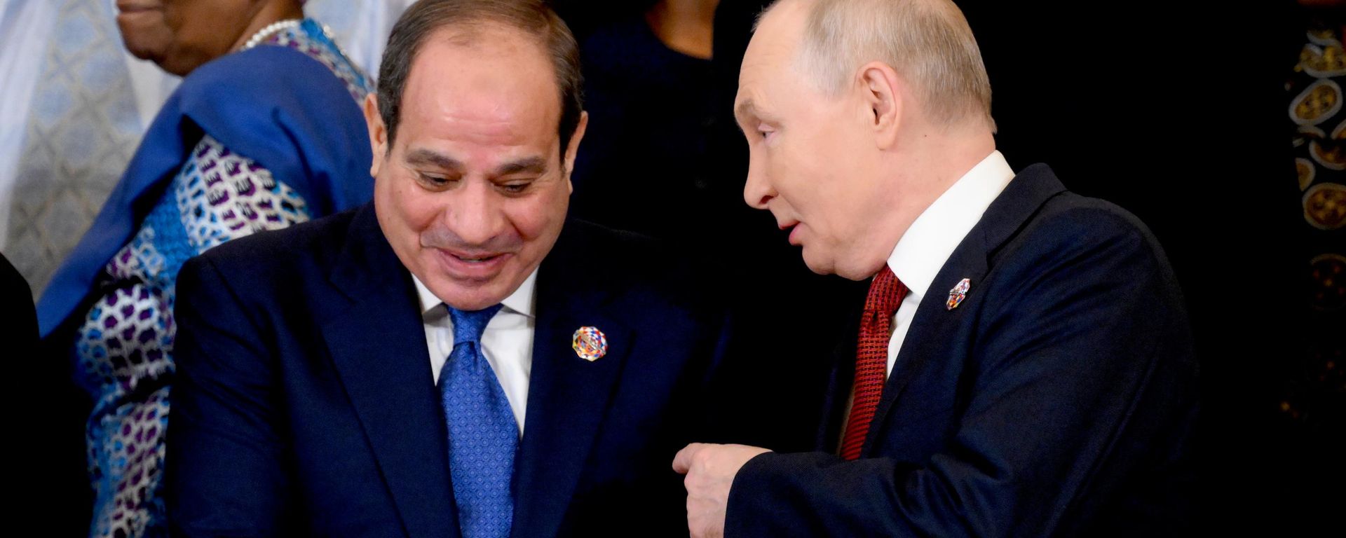 بوتين يمازح السيسي خلال صورة جماعية لرؤساء الوفود المشاركة في قمة روسيا-أفريقيا - سبوتنيك عربي, 1920, 29.10.2026
