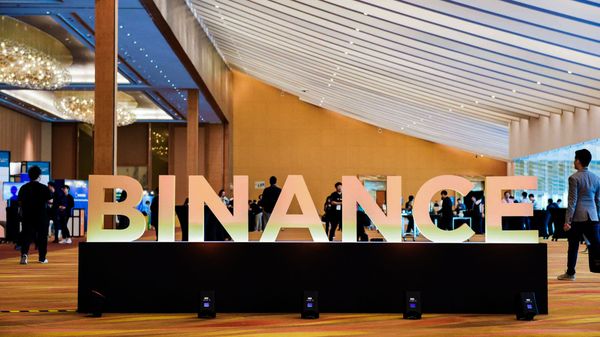 Стенд-логотип криптобиржи Binance - سبوتنيك عربي