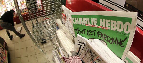 طابور من الناس ينتظرون الاصدار الأخير من مجلة شارلي إيبدو الساخرة، 14 يناير 2015 - سبوتنيك عربي