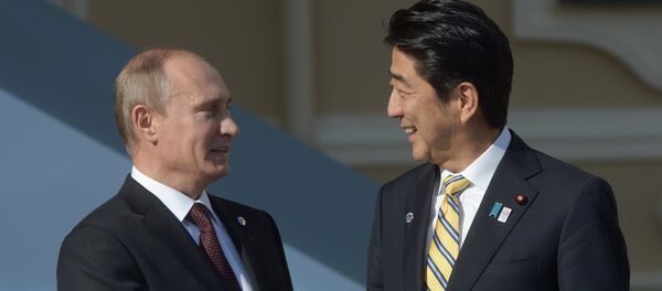 الرئيس الروسي فلاديمير بوتين ورئيس الوزراء الياباني شينزو أبي - سبوتنيك عربي