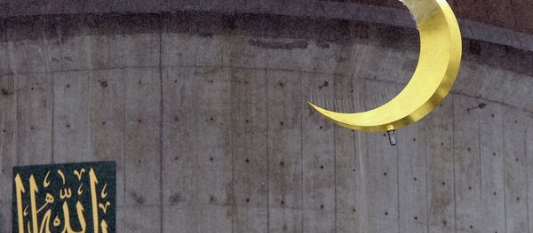 تركيب الهلال على مئذنة جامع - سبوتنيك عربي