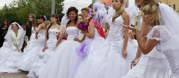 مسيرة الزفاف في مدينة تومسك - سبوتنيك عربي