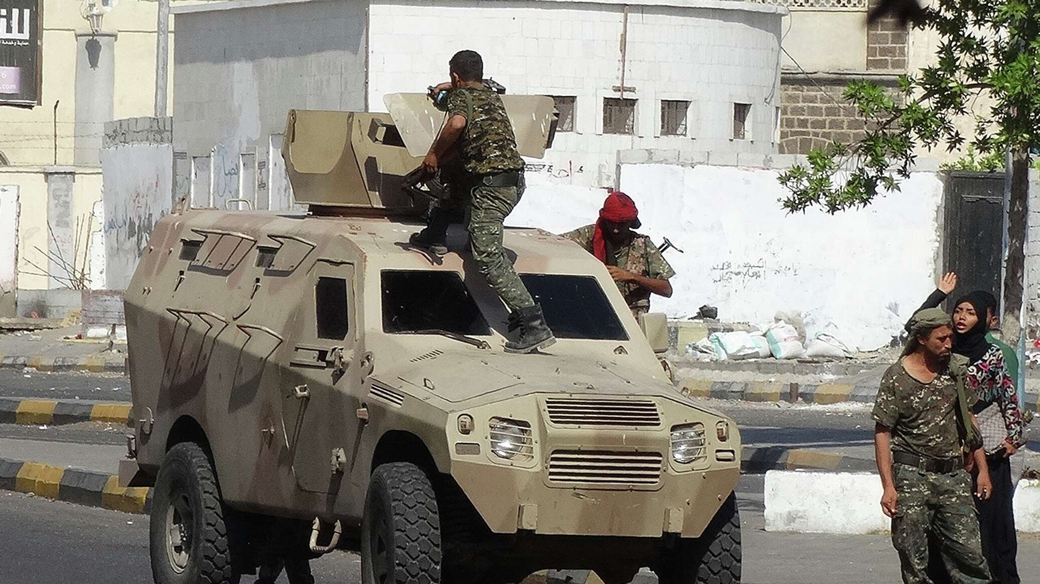 هل ينقلب الجنوبيون على الشرعية اليمنية والانتقالي مع استمرار الانهيار الاقتصادي والأزمات المعيشية؟