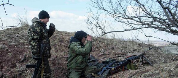 متطوعان من الدفاع الشعبي في شرق أوكرانيا - سبوتنيك عربي