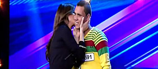 المطربة إليسا تُقبل متسابقا مصريا طلبها للزواج - سبوتنيك عربي