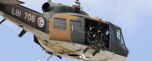 مروحية تحلق فوق مكان حادثة الهجوم الارهابي على متحف باردو في تونس - سبوتنيك عربي