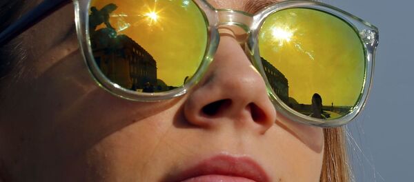 فتاة تراقب كسوف الشمس في العاصمة المجرية بودابست - سبوتنيك عربي