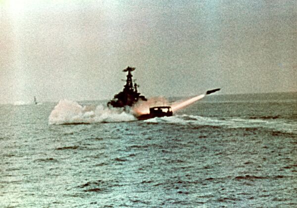 سفينة حربية روسية تطلق صاروخا في تدريب - سبوتنيك عربي