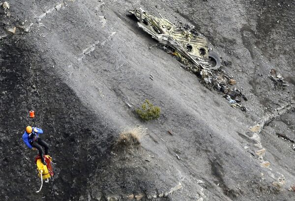 أحد رجال الإنقاذ ينزل من طائرة هليكوبتر إلى مكان تحطم طائرة ايرباص A320 أحد رجال الإنقاذ ينزل من طائرة هليكوبتر إلى مكان تحطم طائرة ايرباص A320 - سبوتنيك عربي