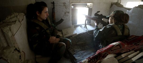 قناصة سورية تطلق النار على المتمردين  من مخبئها - سبوتنيك عربي