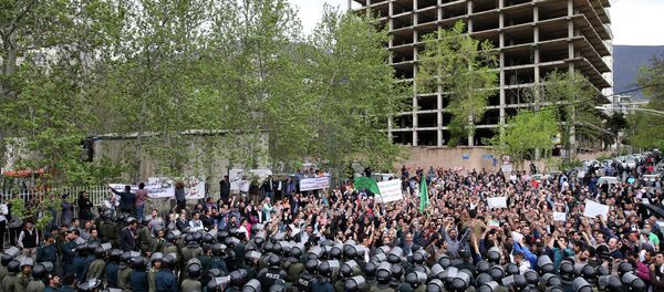 مظاهرة عند السفارة السعودية في طهران - سبوتنيك عربي