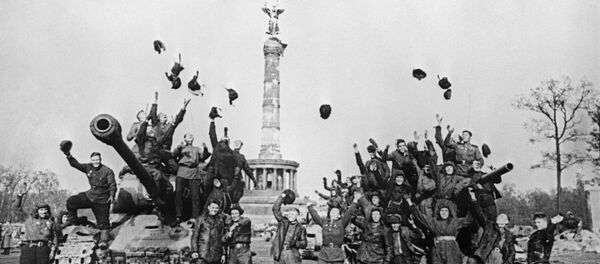 جنود الجيش السوفيتي يحتفلون بانتصارهم على النازية في بيرلين - سبوتنيك عربي