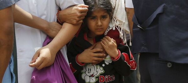 طفلة مع والدتها أمام المستشفى - سبوتنيك عربي