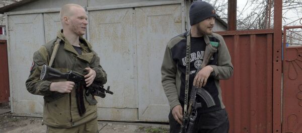 عنصران من الدفاع الشعبي في قرية شيروكينو عنصران من الدفاع الشعبي في قرية شيروكينو - سبوتنيك عربي