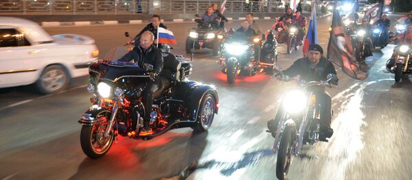 فلاديمير بوتين على الدراجة النارية فلاديمير بوتين على الدراجة النارية - سبوتنيك عربي