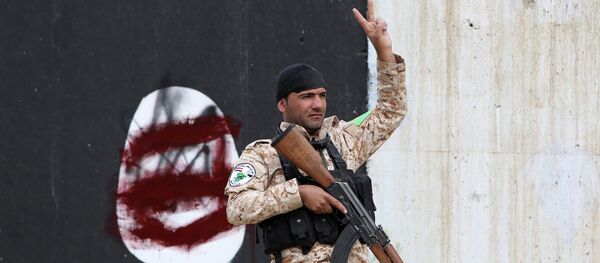 فرد من قوات الأمن العراقية يرفع إشارة النصر في تكريت - سبوتنيك عربي