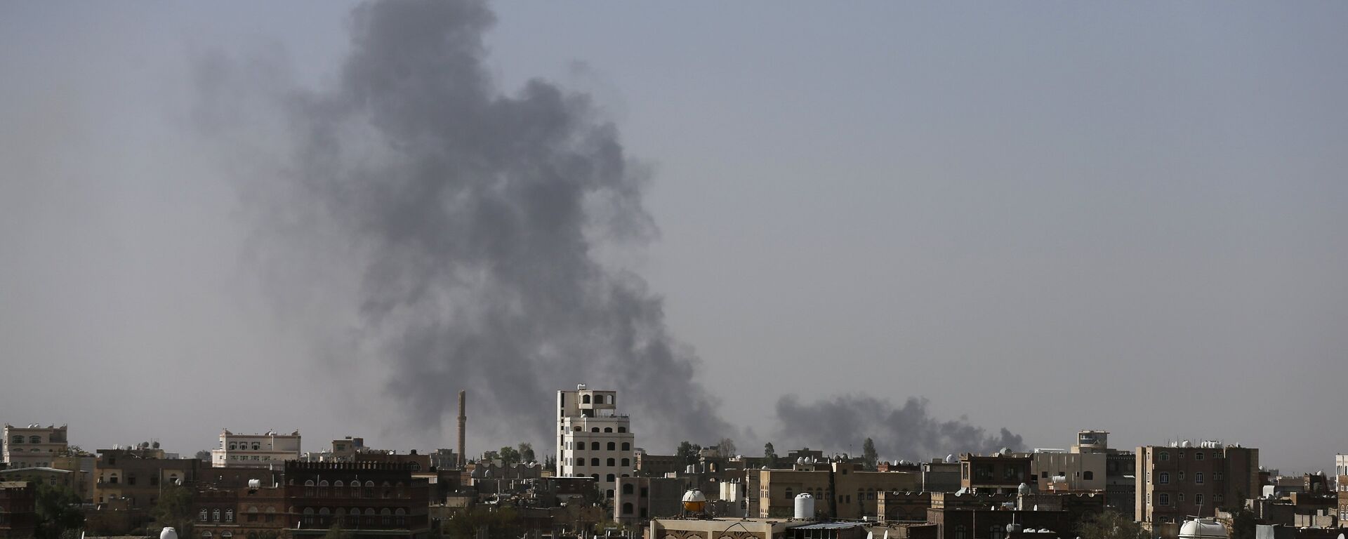 دخان في مطار صنعاء الدولي - سبوتنيك عربي, 1920, 20.12.2021