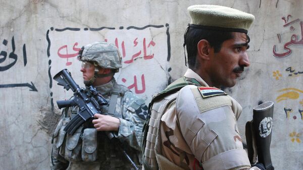 جندي عراقي يدير وجهة بعيدا عن جندي أميريكى - سبوتنيك عربي