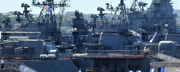 إستعراض عسكري لجنود البحرية الروسية فى خليج سيفاستوبول - القاعدة الرئيسية لأسطول البحر الأسود - سبوتنيك عربي