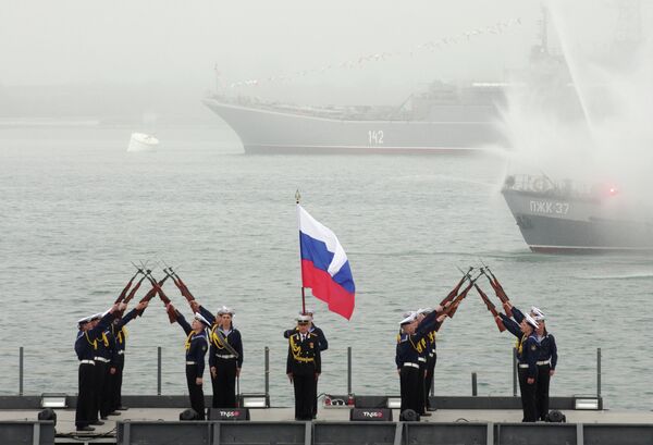 رجال البحرية الروسية خلال الاحتفال بالذكرى 230 لأسطول البحر الأسود الروسي في سيفاستوبول - سبوتنيك عربي