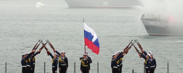 رجال البحرية الروسية خلال الاحتفال بالذكرى 230 لأسطول البحر الأسود الروسي في سيفاستوبول - سبوتنيك عربي