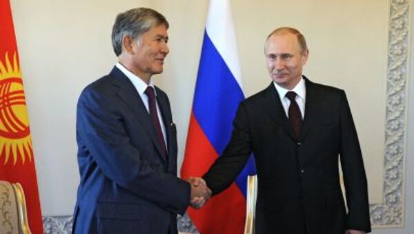 الرئيسان الروسي فلاديمير بوتين والقيرغيزي ألمازبيك أتامبايف - سبوتنيك عربي