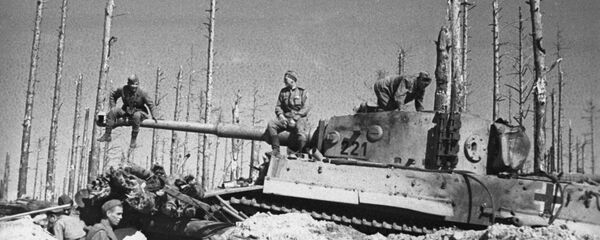 جنود الجيش الأحمر يفتشون دبابة نازية بعد عملية تدميرها جنود الجيش الأحمر يفتشون دبابة نازية بعد عملية تدميرها - سبوتنيك عربي