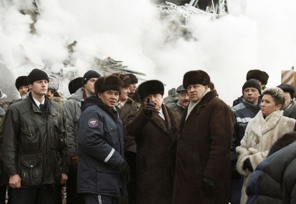 رئيس الوزراء الأسبق لروسيا فيكتور تشيرنوميردين مع سيرغي شويغو خلال حادثة الطيران الشهيرة فى إيركوتسك - سبوتنيك عربي