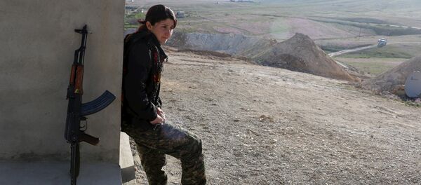مقاتلة كردية فى منطقة جبل سنجار شمالي العراق - سبوتنيك عربي