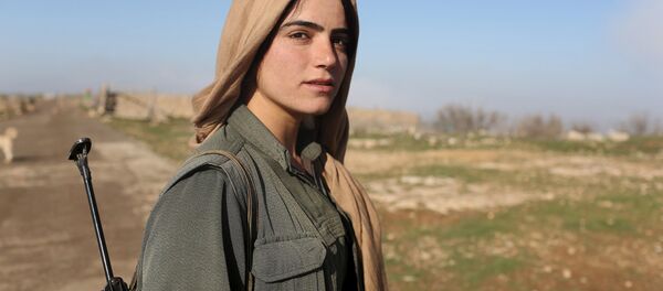 مقاتلة كردية من وحدات الدفاع عن الشعب الكردي فى سنجار شمالي العراق - سبوتنيك عربي